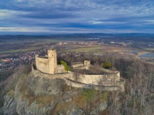 CHOJNIK, widok zamku od strony płd. na fotografii z drona, fot. M. Bogdała 2023