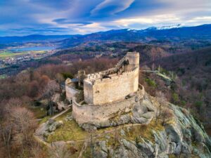 CHOJNIK, widok zamku od strony pn. na fotografii z drona, 2023 (fot. M. Bogdała,