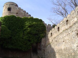 CHOJNIK, widok z dziedzińca II na porośnięte bluszczem przedbramie zamku górnego i wieżę, fot. A Marcinów