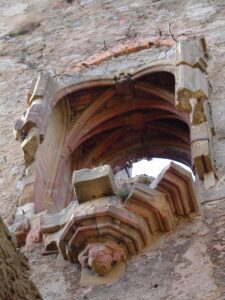 CHOJNIK, relikty wykusza kaplicy w murze obwodowym górnego zamku, 2004