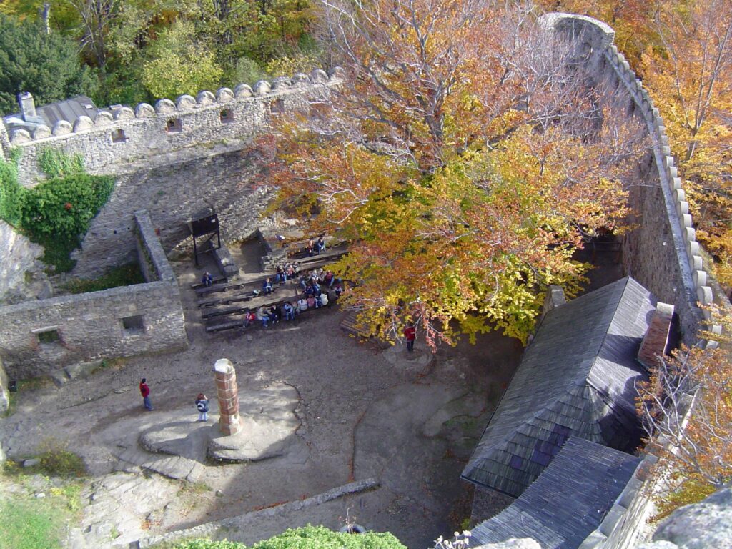 CHOJNIK, widok z wieży na II dziedziniec z tzw. izbą sądową i domniemanym pręgierzem, 2004 (fot. A. Marcinów, Katalog Zamków i Dworów Obronnych Śląska [https://zamki.pwr.edu.pl/]. Licencja: CC BY-NC 4.0 [https://creativecommons.org/licenses/by-nc/4.0/])