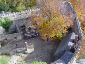 CHOJNIK, widok z wieży na II dziedziniec z tzw. izbą sądową i domniemanym pręgierzem, 2004 (fot. A. Marcinów, Katalog Zamków i Dworów Obronnych Śląska [https://zamki.pwr.edu.pl/]. Licencja: CC BY-NC 4.0 [https://creativecommons.org/licenses/by-nc/4.0/])