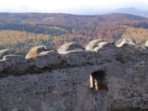 CHOJNIK, attyka wieńcząca mur zamku górnego; w dali widok na Góry Izerskie, fot. A. Marcinów