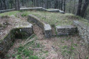 BARDO, st. 3, główny człon zameku - widok na pozostałości piwnic budynku C i pochylni, 2010 (fot. A. Boguszewicz)