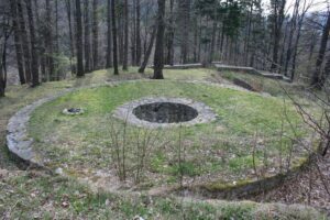 BARDO, st. 3, zamek - widok na koronę muru cylindrycznej wieży, 2010 (fot. A. Boguszewicz)