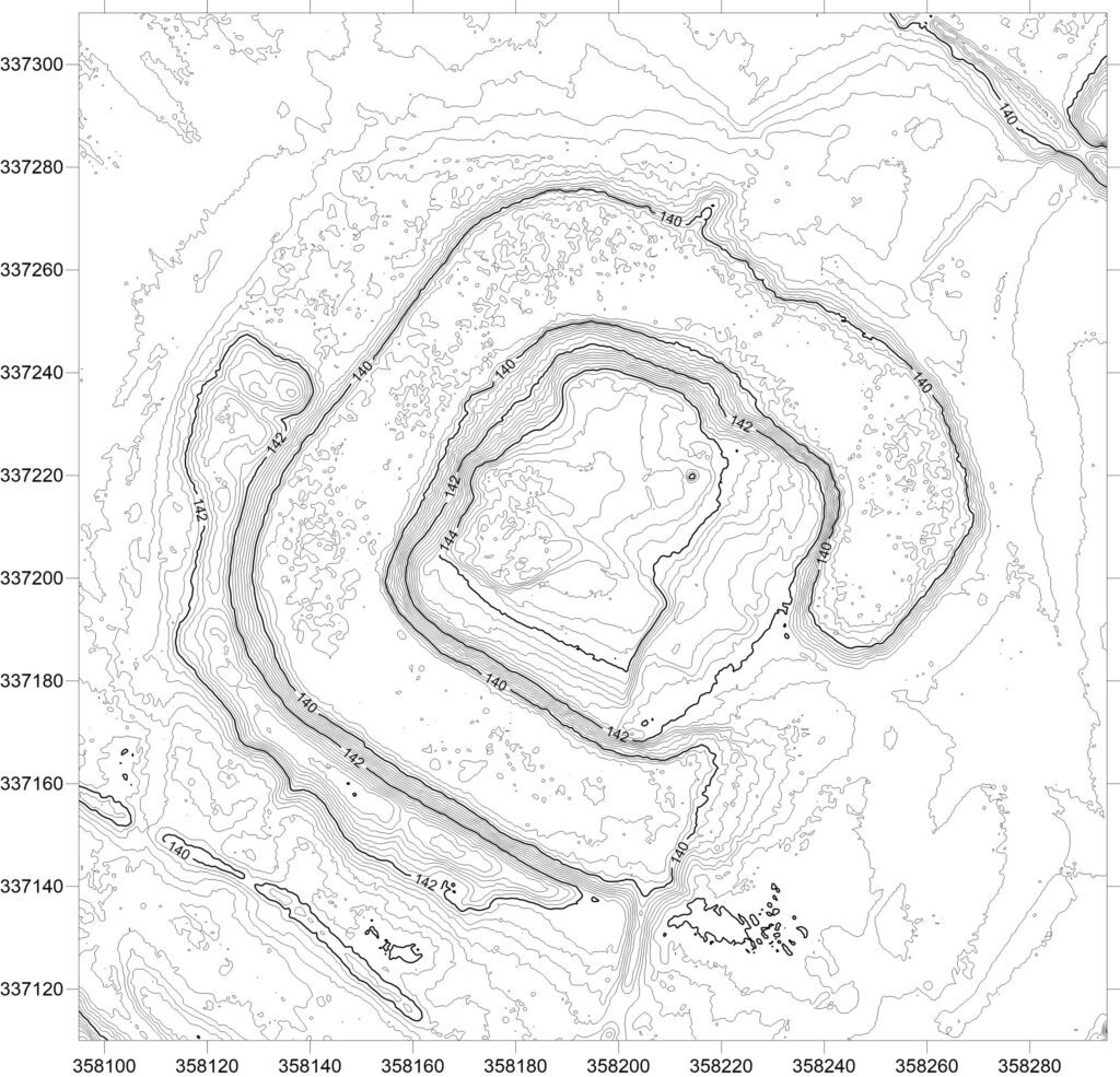 BORÓW,plan warstwicowy stanowiska (oprac. M. Legut-Pintal, P. Rajski, Katalog Zamków i Dworów Obronnych Śląska [https://zamki.pwr.edu.pl/]. Licencja: CC BY-SA 4.0 [https://creativecommons.org/licenses/by-nc/4.0/])