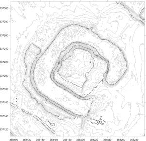 BORÓW,plan warstwicowy stanowiska (oprac. M. Legut-Pintal, P. Rajski, Katalog Zamków i Dworów Obronnych Śląska [https://zamki.pwr.edu.pl/]. Licencja: CC BY-SA 4.0 [https://creativecommons.org/licenses/by-nc/4.0/])
