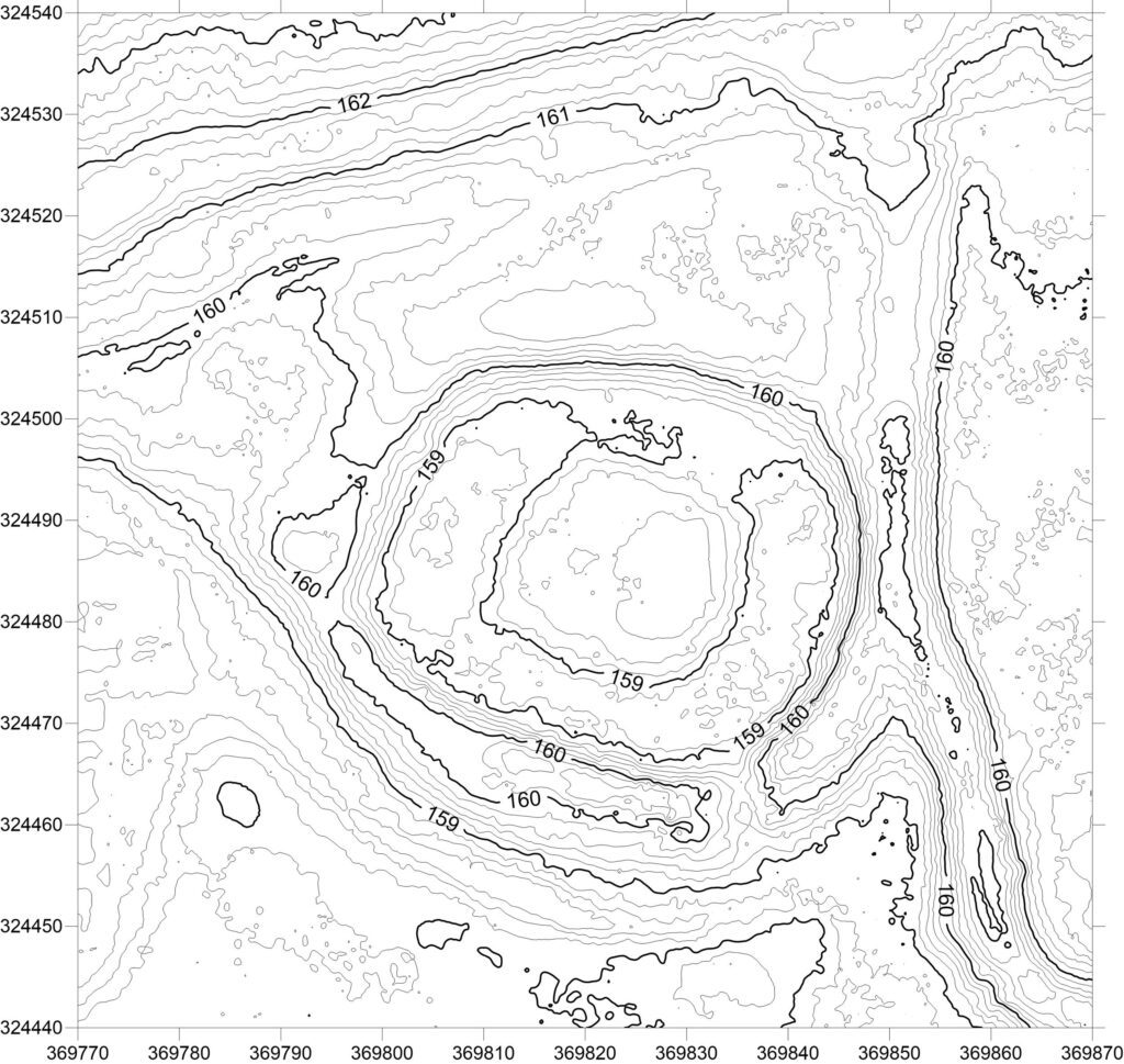WYSZONOWICE, plan warstwicowy stanowiska (oprac. M. Legut-Pintal, P. Rajski, Katalog Zamków i Dworów Obronnych Śląska [https://zamki.pwr.edu.pl/]. Licencja: CC BY-SA 4.0 [https://creativecommons.org/licenses/by-nc/4.0/]