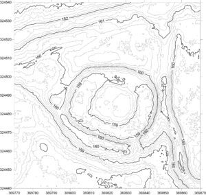 WYSZONOWICE, plan warstwicowy stanowiska (oprac. M. Legut-Pintal, P. Rajski, Katalog Zamków i Dworów Obronnych Śląska [https://zamki.pwr.edu.pl/]. Licencja: CC BY-SA 4.0 [https://creativecommons.org/licenses/by-nc/4.0/]