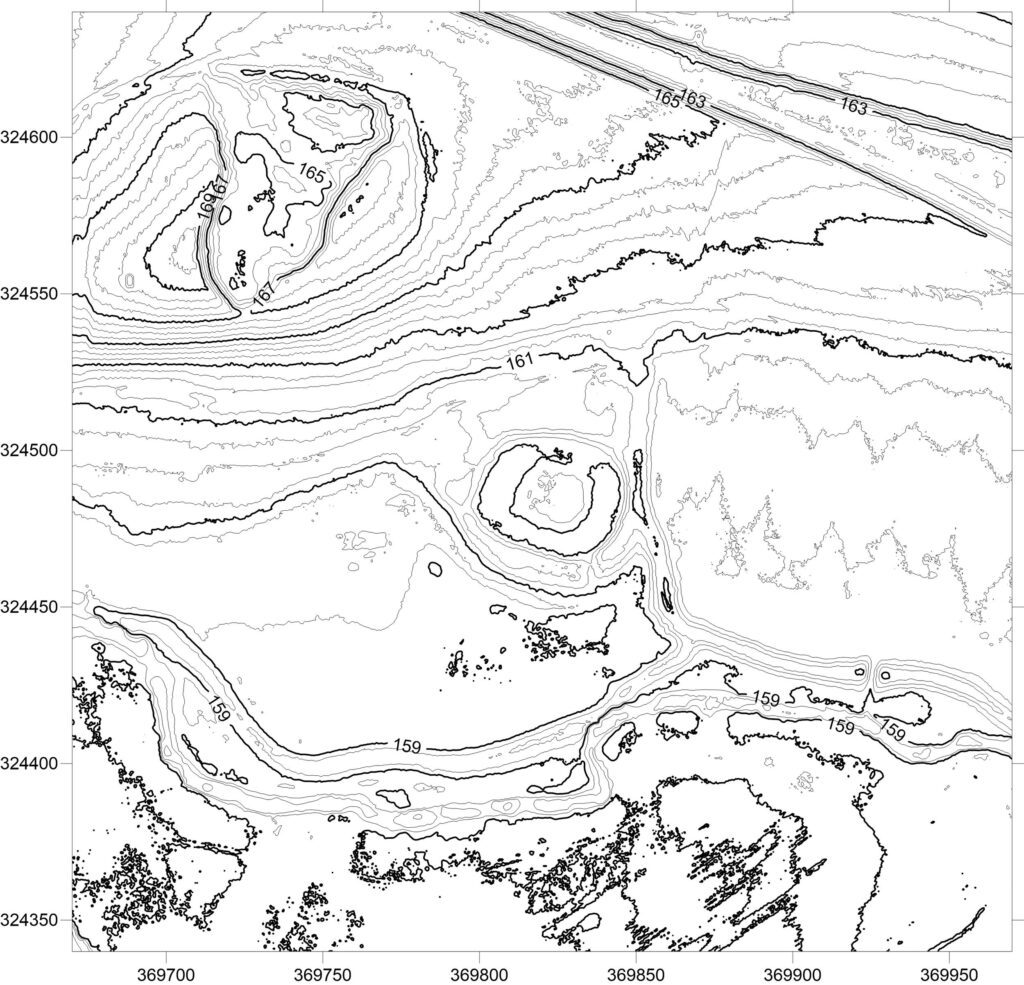 WYSZONOWICE, plan warstwicowy otoczenia stanowiska (oprac. M. Legut-Pintal, P. Rajski, Katalog Zamków i Dworów Obronnych Śląska [https://zamki.pwr.edu.pl/]. Licencja: CC BY-SA 4.0 [https://creativecommons.org/licenses/by-nc/4.0/])