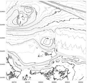 WYSZONOWICE, plan warstwicowy otoczenia stanowiska (oprac. M. Legut-Pintal, P. Rajski, Katalog Zamków i Dworów Obronnych Śląska [https://zamki.pwr.edu.pl/]. Licencja: CC BY-SA 4.0 [https://creativecommons.org/licenses/by-nc/4.0/])