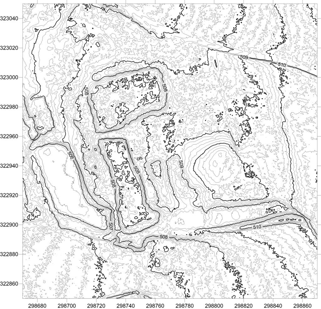 GRZĘDY,plan warstwicowy otoczenia stanowiska (oprac. M. Legut-Pintal, P. Rajski, Katalog Zamków i Dworów Obronnych Śląska [https://zamki.pwr.edu.pl/]. Licencja: CC BY-SA 4.0 [https://creativecommons.org/licenses/by-nc/4.0/])