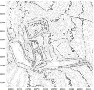 GRZĘDY,plan warstwicowy otoczenia stanowiska (oprac. M. Legut-Pintal, P. Rajski, Katalog Zamków i Dworów Obronnych Śląska [https://zamki.pwr.edu.pl/]. Licencja: CC BY-SA 4.0 [https://creativecommons.org/licenses/by-nc/4.0/])