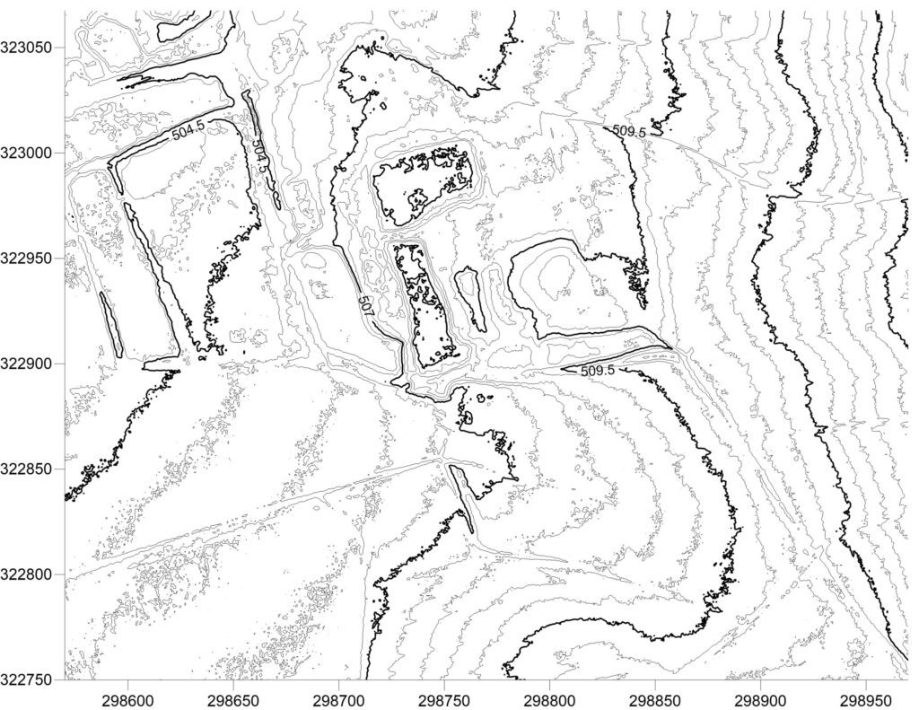 GRZĘDY,plan warstwicowy otoczenia stanowiska (oprac. M. Legut-Pintal, P. Rajski, Katalog Zamków i Dworów Obronnych Śląska [https://zamki.pwr.edu.pl/]. Licencja: CC BY-SA 4.0 [https://creativecommons.org/licenses/by-nc/4.0/])
