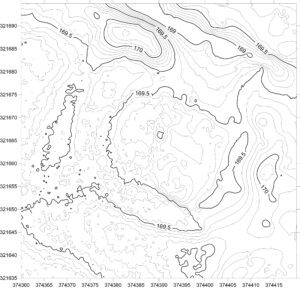KOWALÓW, plan warstwicowy stanowiska (oprac. M. Legut-Pintal, P. Rajski, Katalog Zamków i Dworów Obronnych Śląska [https://zamki.pwr.edu.pl/]. Licencja: CC BY-SA 4.0 [https://creativecommons.org/licenses/by-nc/4.0/])