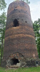 PRZEWÓZ, widok na wieżę, 2024 (fot. R. Biel, Katalog Zamków i Dworów Obronnych Śląska [https://zamki.pwr.edu.pl/]. Licencja: CC BY-NC 4.0 [https://creativecommons.org/licenses/by-nc/4.0/])