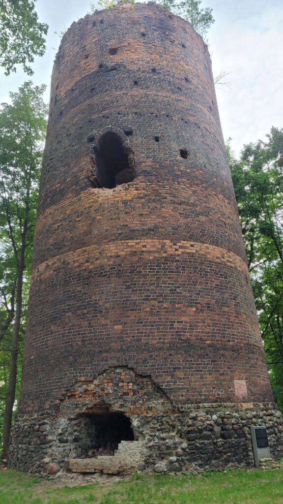 PRZEWÓZ, widok na wieżę, 2024 (fot. R. Biel, Katalog Zamków i Dworów Obronnych Śląska [https://zamki.pwr.edu.pl/]. Licencja: CC BY-NC 4.0 [https://creativecommons.org/licenses/by-nc/4.0/])