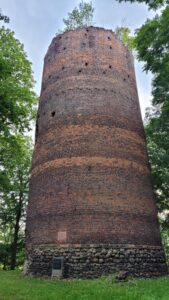 PRZEWÓZ, widok na wieżę, 2024 (fot. R. Biel, Katalog Zamków i Dworów Obronnych Śląska [https://zamki.pwr.edu.pl/]. Licencja: CC BY-NC 4.0 [https://creativecommons.org/licenses/by-nc/4.0/])