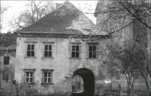 OTYŃ, widok budynku bramnego od strony południowej wg fotografii z połowy XX w. (za: Radacki 1958)