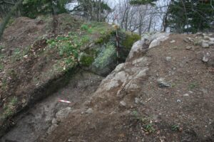 BUKÓWKA, piwnica wykuta w skale, badania 2006.