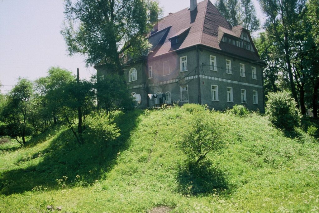 CHEŁMSKO ŚLĄSKIE, pozostałości dawnego kopca, 2005 rok (fot. A. Boguszewicz, Katalog Zamków i Dworów Obronnych Śląska [https://zamki.pwr.edu.pl/]. Licencja: CC BY-NC 4.0 [https://creativecommons.org/licenses/by-nc/4.0/])