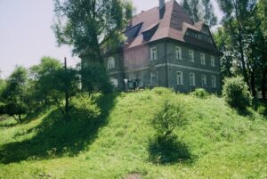 CHEŁMSKO ŚLĄSKIE, pozostałości dawnego kopca, 2005 rok (fot. A. Boguszewicz, Katalog Zamków i Dworów Obronnych Śląska [https://zamki.pwr.edu.pl/]. Licencja: CC BY-NC 4.0 [https://creativecommons.org/licenses/by-nc/4.0/])