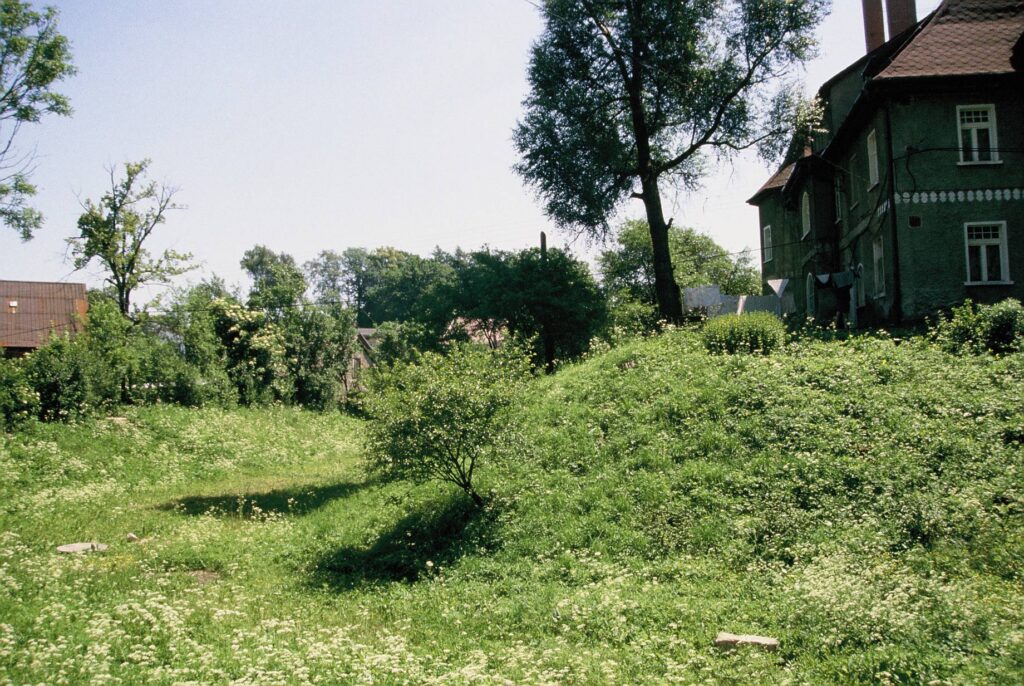 CHEŁMSKO ŚLĄSKIE, pozostałości dawnego kopca, 2005 rok (fot. A. Boguszewicz, Katalog Zamków i Dworów Obronnych Śląska [https://zamki.pwr.edu.pl/]. Licencja: CC BY-NC 4.0 [https://creativecommons.org/licenses/by-nc/4.0/])