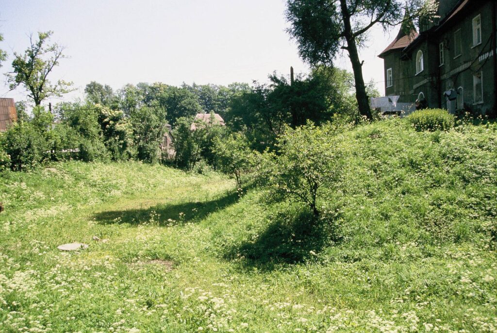 CHEŁMSKO ŚLĄSKIE, pozostałości dawnego kopca, 2005 rok (fot. A. Boguszewicz, Katalog Zamków i Dworów Obronnych Śląska [https://zamki.pwr.edu.pl/]. Licencja: CC BY-NC 4.0 [https://creativecommons.org/licenses/by-nc/4.0/])