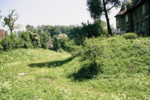 CHEŁMSKO ŚLĄSKIE, pozostałości dawnego kopca, 2005 rok (fot. A. Boguszewicz, Katalog Zamków i Dworów Obronnych Śląska [https://zamki.pwr.edu.pl/]. Licencja: CC BY-NC 4.0 [https://creativecommons.org/licenses/by-nc/4.0/])