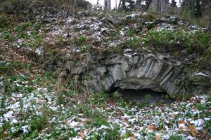 CZARNY BÓR, mur obwodowy, 2005 rok (fot. A. Boguszewicz, Katalog Zamków i Dworów Obronnych Śląska [https://zamki.pwr.edu.pl/]. Licencja: CC BY-NC 4.0 [https://creativecommons.org/licenses/by-nc/4.0/])