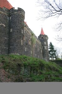 Fotografia ukazuje obwód obronny zamku Grodziec od strony północnej w stanie zachowania z 2008 roku