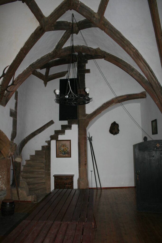 ZAMEK GRODZIEC, wnętrze jednego z pomieszczeń zamkowych (fot. A. Boguszewicz, Katalog Zamków i Dworów Obronnych Śląska [https://zamki.pwr.edu.pl/]. Licencja: CC BY-NC 4.0 [https://creativecommons.org/licenses/by-nc/4.0/])