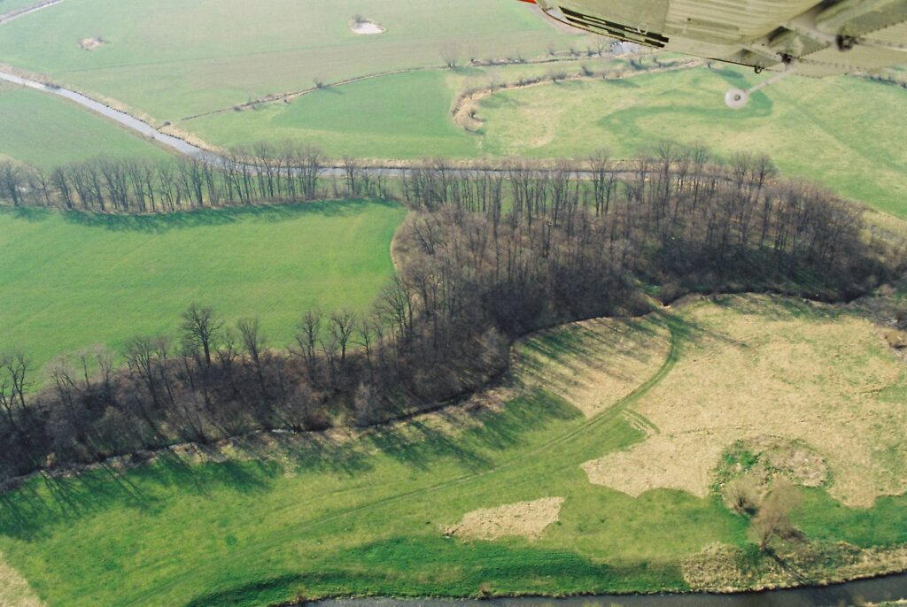 GRODZISZCZE, widok z góry na grodzisko (fot. A. Boguszewicz, Katalog Zamków i Dworów Obronnych Śląska [https://zamki.pwr.edu.pl/]. Licencja: CC BY-NC 4.0 [https://creativecommons.org/licenses/by-nc/4.0/])