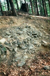 Grodziszcze gm. Stoszowice kamienne lico wału, stan z 1998 r.