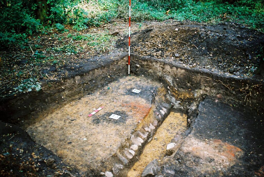 GRODZISZCZE, człon północny grodu, fundament budynku konstrukcji ryglowej z 2 połowy XIII wieku (fot. A. Boguszewicz, Katalog Zamków i Dworów Obronnych Śląska [https://zamki.pwr.edu.pl/]. Licencja: CC BY-NC 4.0 [https://creativecommons.org/licenses/by-nc/4.0/])