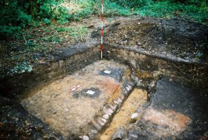 GRODZISZCZE, człon północny grodu, fundament budynku konstrukcji ryglowej z 2 połowy XIII wieku (fot. A. Boguszewicz, Katalog Zamków i Dworów Obronnych Śląska [https://zamki.pwr.edu.pl/]. Licencja: CC BY-NC 4.0 [https://creativecommons.org/licenses/by-nc/4.0/])