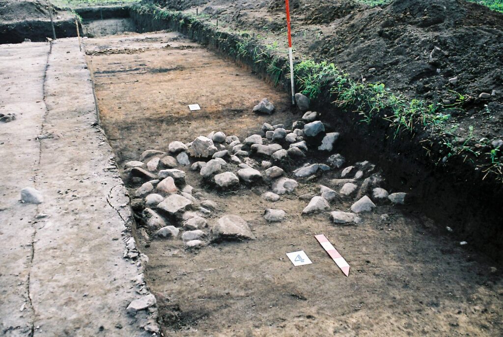 GRODZISZCZE, kamienne jądro wału grodziska (fot. A. Boguszewicz, Katalog Zamków i Dworów Obronnych Śląska [https://zamki.pwr.edu.pl/]. Licencja: CC BY-NC 4.0 [https://creativecommons.org/licenses/by-nc/4.0/])