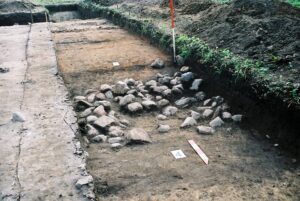 GRODZISZCZE, kamienne jądro wału grodziska (fot. A. Boguszewicz, Katalog Zamków i Dworów Obronnych Śląska [https://zamki.pwr.edu.pl/]. Licencja: CC BY-NC 4.0 [https://creativecommons.org/licenses/by-nc/4.0/])