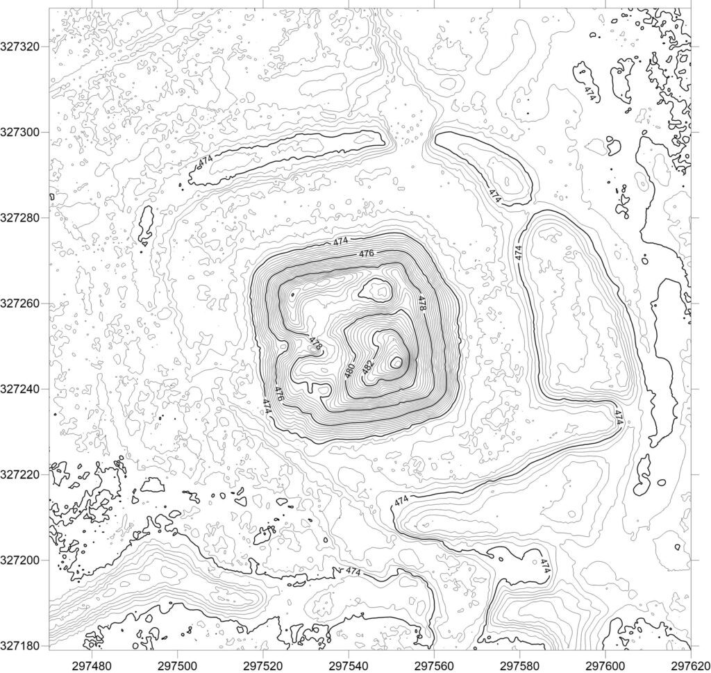 CZARNY BÓR, plan warstwicowy stanowiska (oprac. M. Legut-Pintal, P. Rajski, Katalog Zamków i Dworów Obronnych Śląska [https://zamki.pwr.edu.pl/]. Licencja: CC BY-SA 4.0 [https://creativecommons.org/licenses/by-nc/4.0/])
