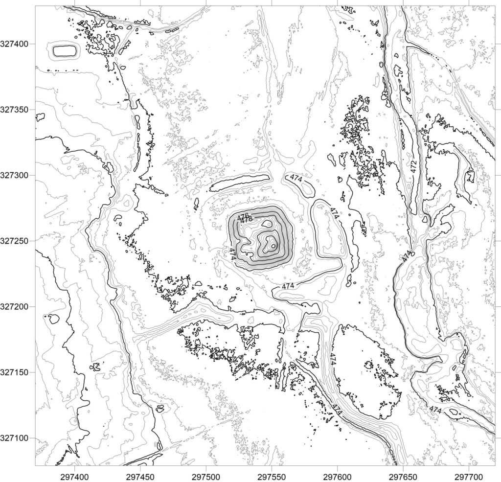 CZARNY BÓR, plan warstwicowy otoczenia stanowiska (oprac. M. Legut-Pintal, P. Rajski, Katalog Zamków i Dworów Obronnych Śląska [https://zamki.pwr.edu.pl/]. Licencja: CC BY-SA 4.0 [https://creativecommons.org/licenses/by-nc/4.0/])