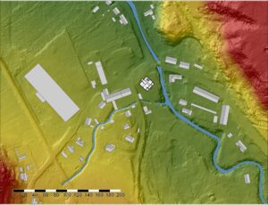WOJCIESZÓW, pałac Lest na numerycznym modelu terenu naniesionym obrysem dwóch pierścieni murów, wewnętrznym, czworobocznym, z basztami w narożnikach oraz zewnętrznym, okalający całą powierzchnię zabudowy folwarku,(oprac. P. Błoniewski, Katalog Zamków i Dworów Obronnych Śląska [https://zamki.pwr.edu.pl/]. Licencja: CC BY-NC 4.0 [https://creativecommons.org/licenses/by-nc/4.0/])