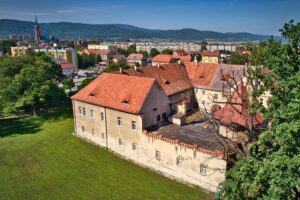 BIELAWA, pałac od wschodu w widoku z drona, 2023 rok (fot. Marek Bogdała)