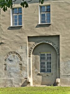 BIELAWA, pałac, portal bramny i furta - zamurowane pierwotne wejścia do zamku w obramieniach z ok. 1600 r., 2023 rok (fot. Marek Bogdała, Katalog Zamków i Dworów Obronnych Śląska [https://zamki.pwr.edu.pl/]. Licencja: CC BY-NC 4.0 [https://creativecommons.org/licenses/by-nc/4.0/])