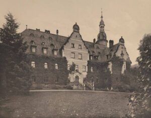 WOJCIESZÓW, pałac Stöckel, widok elewacji frontowej; źródło: R. Weber, Schlesische Schlösser, Bd. 3, Dresden: Verl. des Deutschen Schlösser Albums, 1909, Tafel: 90, wolny dostęp Cyfrowa Biblioteka Narodowa POLONA