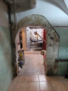 WOJCIESZÓW, pałac Mittel, półkolisty otwór drzwiowy zlokalizowany w piwnicy z cienką fazą i śmigą, stanowiący obramienie otworu in situ, fot. A.Walkowska