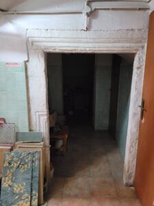 WOJCIESZÓW, pałac Mittel, prostokątne obramienie otworu, zlokalizowane w piwnicy, zmontowane wtórnie w okresie renesansu z kamieniarki okiennej o profilu fascjowym, fot. A.Walkowska.