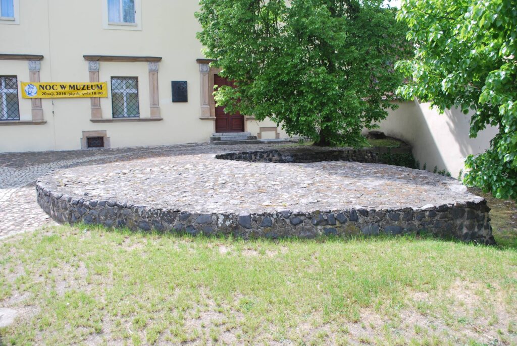 Chojnów. Zamek książąt legnicko-brzeskich. Relikty architektury cylindrycznej wieży typu bergfried z fazy I, 2016 (fot. R. Mruczek, Katalog Zamków i Dworów Obronnych Śląska [https://zamki.pwr.edu.pl/]. Licencja: CC BY-NC 4.0 [https://creativecommons.org/licenses/by-nc/4.0/])