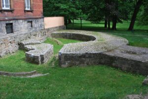 Chojnów. Zamek książąt legnicko-brzeskich. Relikty architektury cylindrycznej bastei z fazy IV, 2016 (fot. R. Mruczek, Katalog Zamków i Dworów Obronnych Śląska [https://zamki.pwr.edu.pl/]. Licencja: CC BY-NC 4.0 [https://creativecommons.org/licenses/by-nc/4.0/])