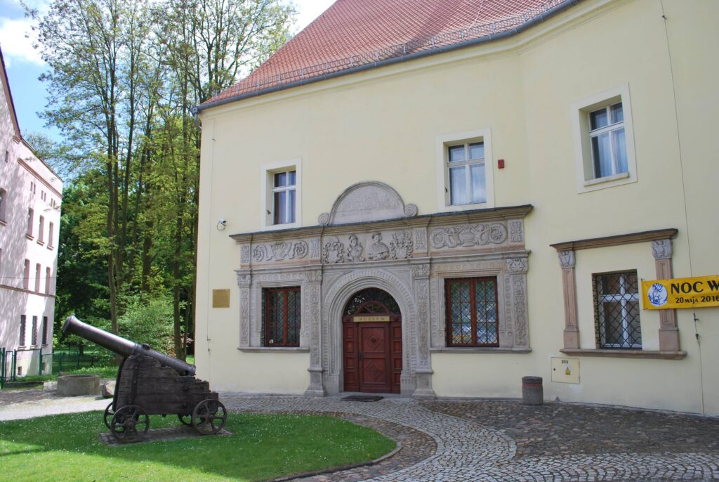 Chojnów. Zamek książąt legnicko-brzeskich. Skrzydło południowo-zachodnie rezydencji renesansowej projektu Franciszka Parra, z założeniem portalowym z lat 1546-47 (Faza V) , 2016 (fot. R. Mruczek, Katalog Zamków i Dworów Obronnych Śląska [https://zamki.pwr.edu.pl/]. Licencja: CC BY-NC 4.0 [https://creativecommons.org/licenses/by-nc/4.0/])