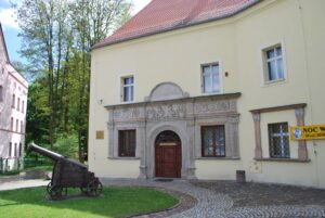 Chojnów. Zamek książąt legnicko-brzeskich. Skrzydło południowo-zachodnie rezydencji renesansowej projektu Franciszka Parra, z założeniem portalowym z lat 1546-47 (Faza V) , 2016 (fot. R. Mruczek, Katalog Zamków i Dworów Obronnych Śląska [https://zamki.pwr.edu.pl/]. Licencja: CC BY-NC 4.0 [https://creativecommons.org/licenses/by-nc/4.0/])